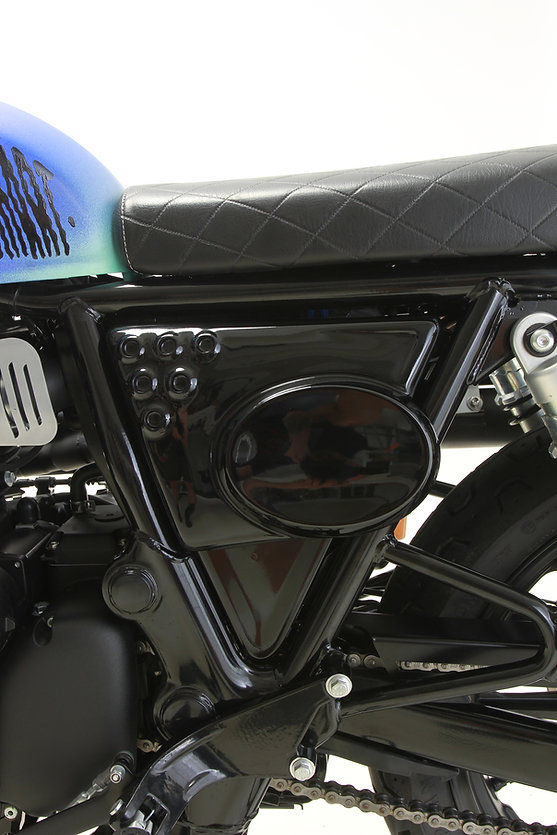 Caches latéraux style scrambler royal enfield interceptor GT 650 vue focus produit face moto