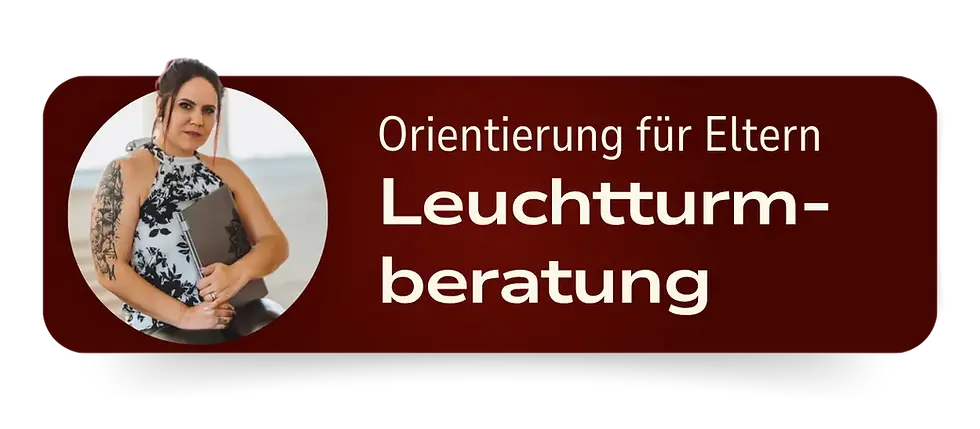 Frau mit Ordner vor dunkelrotem Banner am Strand; Text: Orientierung für Eltern, Leuchtturmberatung.