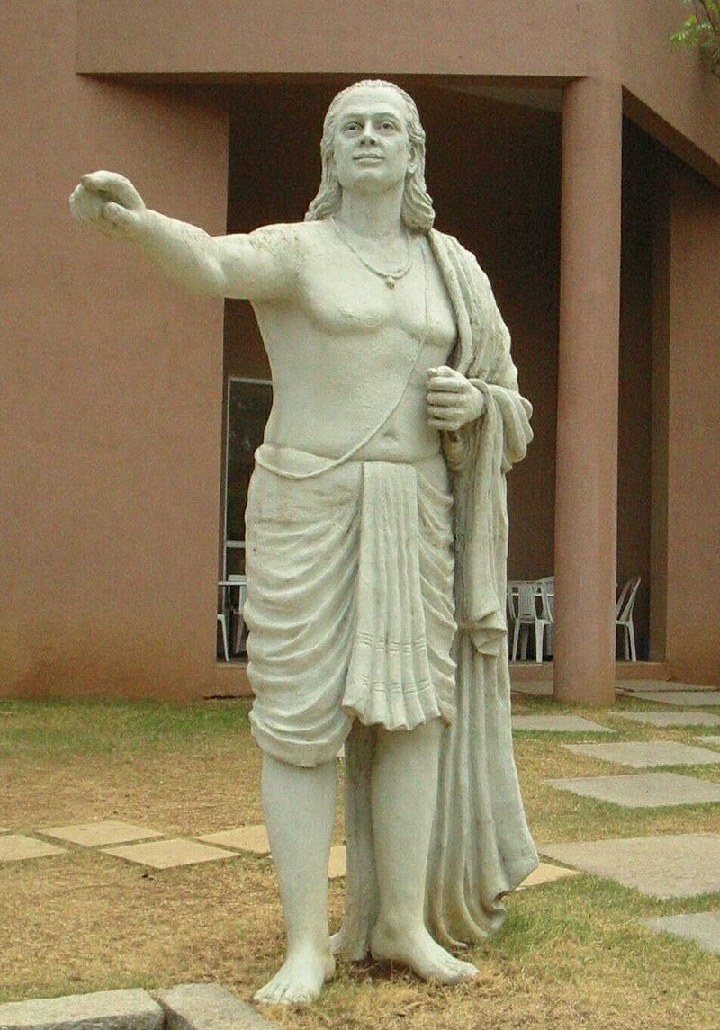 পুণেৰ ইণ্টাৰ-ইউনিভাৰ্ছিটি চেণ্টাৰ ফৰ এষ্ট্ৰোনʼমী এণ্ড এষ্ট্ৰোফিজিক্স বা আইইউচিএ ৰ প্ৰাঙ্গনত স্থাপন কৰা আৰ্যভট্টৰ ভাস্কৰ্য