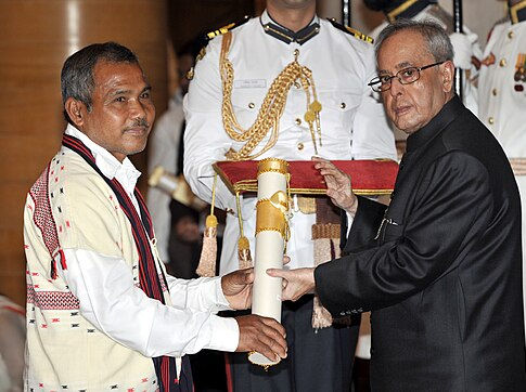 ভাৰত চৰকাৰৰ দ্বাৰা “পদ্মশ্ৰী বঁটা” ৰে সন্মানিত হোৱা শ্ৰীযুত যাদৱ পায়েং