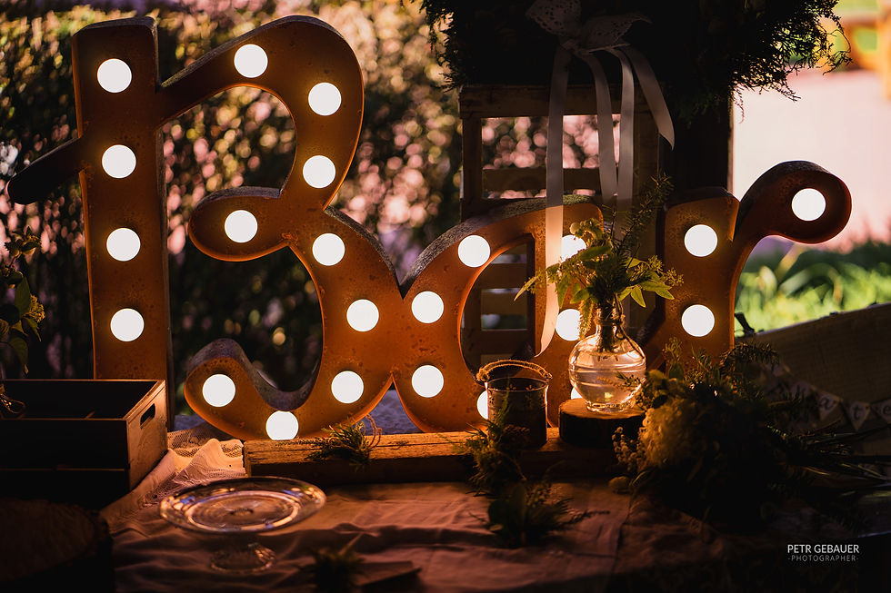 Svítící nápis BAR v rezu. Cena půjčovného 2000,-