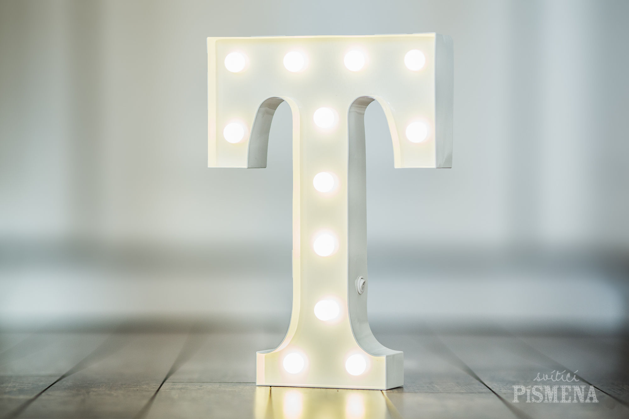 Kovové svítící písmeno T