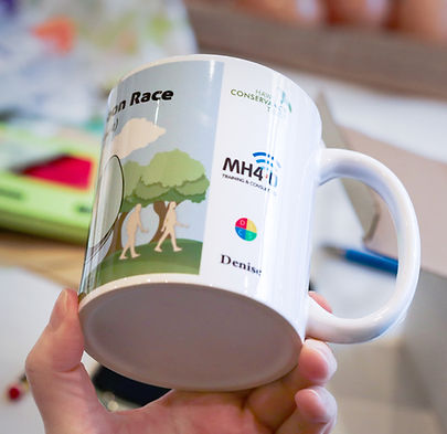 The finished mug in the hands of on of the event participants