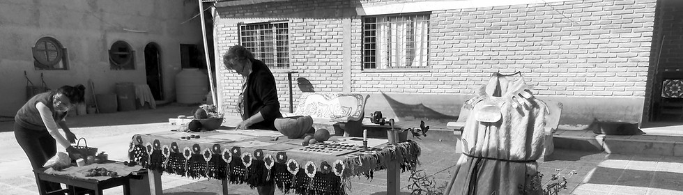Imagen de un patio con una mesa con elementos de culturas calchaquies