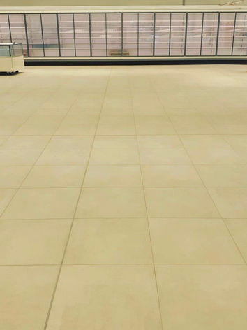 Pavimento pulito in un nuovo punto vendita.