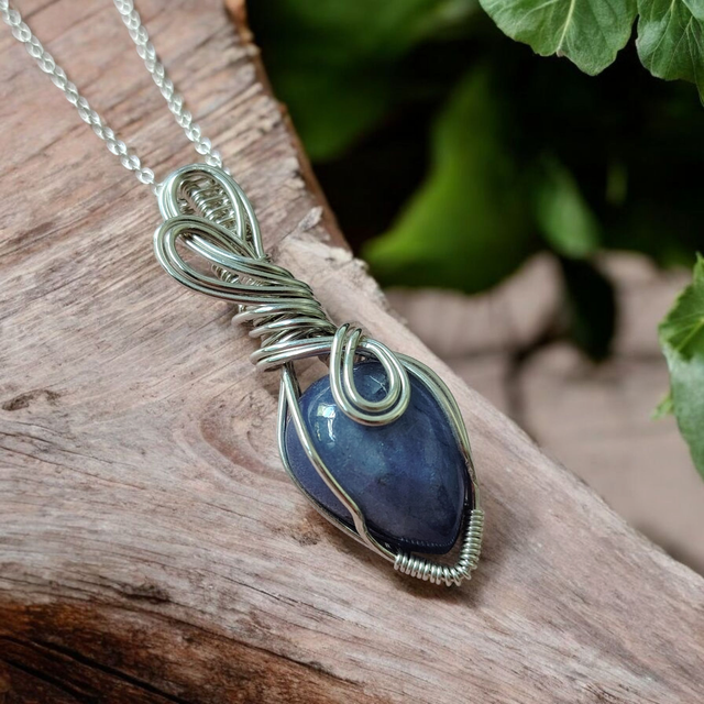 Indirae – Tanzanite Pendant in Sterling Silver