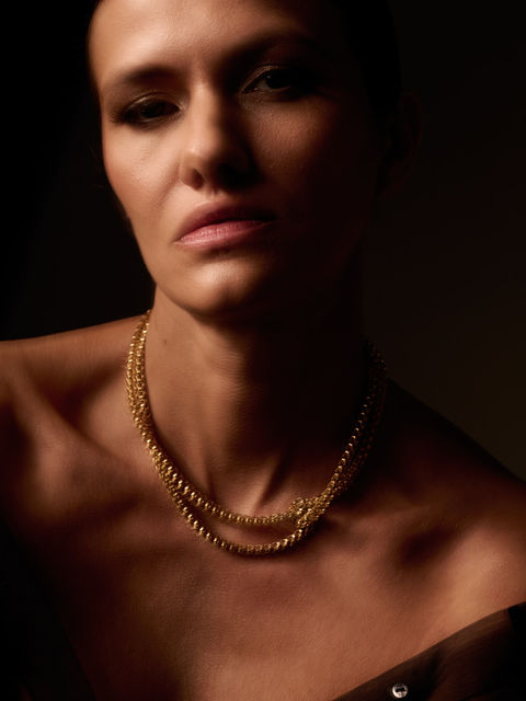 Une chaîne fluide et audacieuse pour habiller vos tenues de fêtes ou du quotidien.