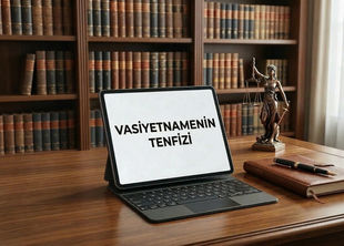 Vasiyetnamenin tenfizi davası konulu blog yazısı için hukuk temalı masaüstü görseli, adalet terazisi ve kitap..