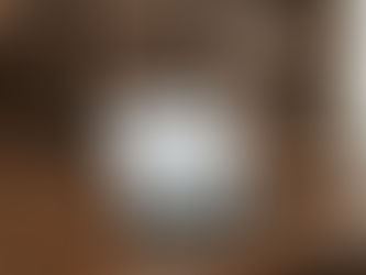 Vasiyetnamenin tenfizi davası konulu blog yazısı için hukuk temalı masaüstü görseli, adalet terazisi ve kitap..