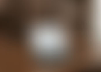 Vasiyetnamenin tenfizi davası konulu blog yazısı için hukuk temalı masaüstü görseli, adalet terazisi ve kitap..