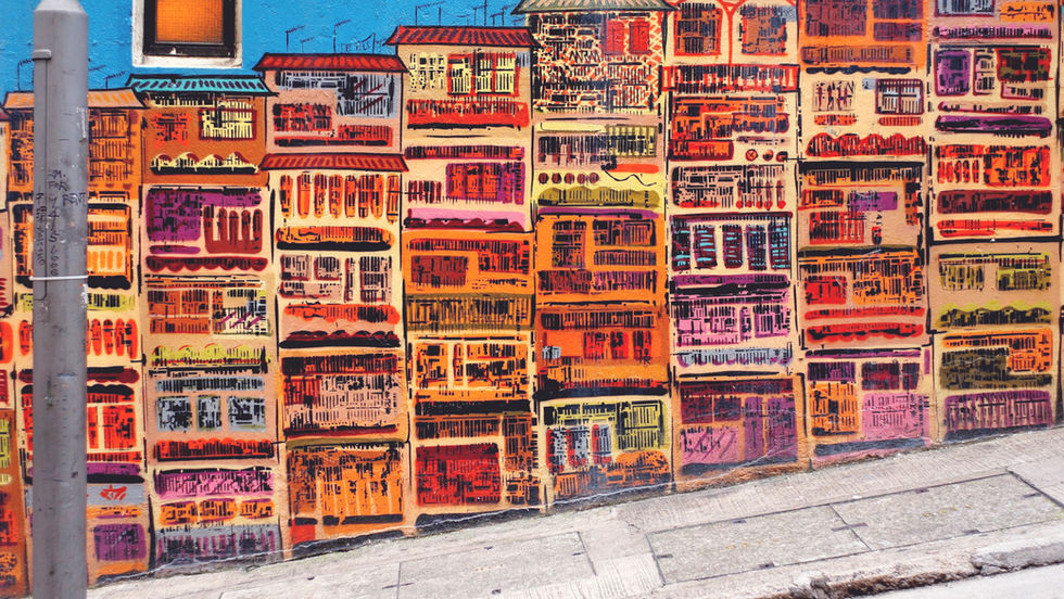 Fresque urbaine à Montpellier illustrant la fusion entre art mural et peinture intelligente