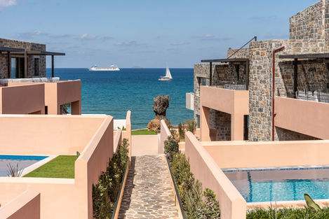 Πισίνα με θέα στη θάλασσα στο Volta Seaside Boutique Hotel στις Γούβες Κρήτης