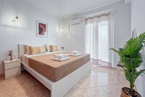 Sunny Rethret Apartments .This beautiful house is located in Poros in the city of Heraklion, Crete. I had the opportunity to photograph it and highlight the comfort and functionality of its spaces.