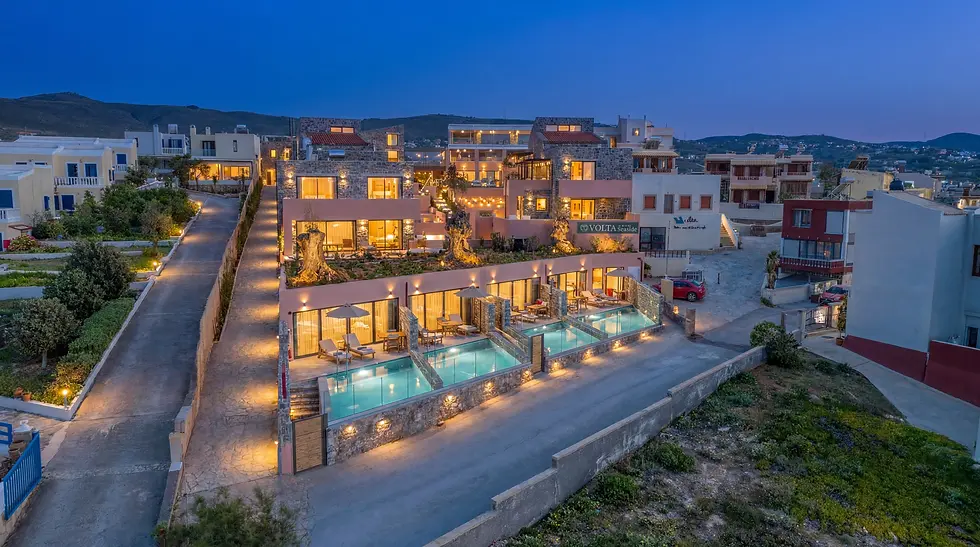 Αναβαθμίστε την παρουσία του resort σας με επαγγελματικές εναέριες λήψεις. Δείτε πώς η SDCAM αποτυπώνει την πολυτέλεια και τη γεωμετρία των σύγχρονων ξενοδοχείων στην Κρήτη μέσα από εξειδικευμένη twilight φωτογράφιση-Wide angle view of a modern hotel lobby with natural light