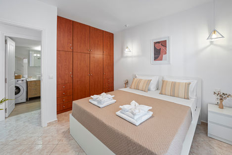 Sunny Rethret Apartments .This beautiful house is located in Poros in the city of Heraklion, Crete. I had the opportunity to photograph it and highlight the comfort and functionality of its spaces.