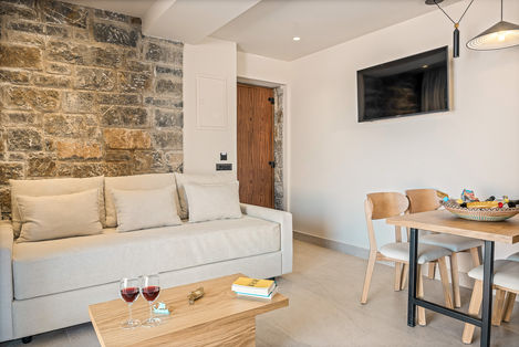 Μοντέρνο σαλόνι με minimal design και γήινες αποχρώσεις στο Volta Seaside Boutique Hotel