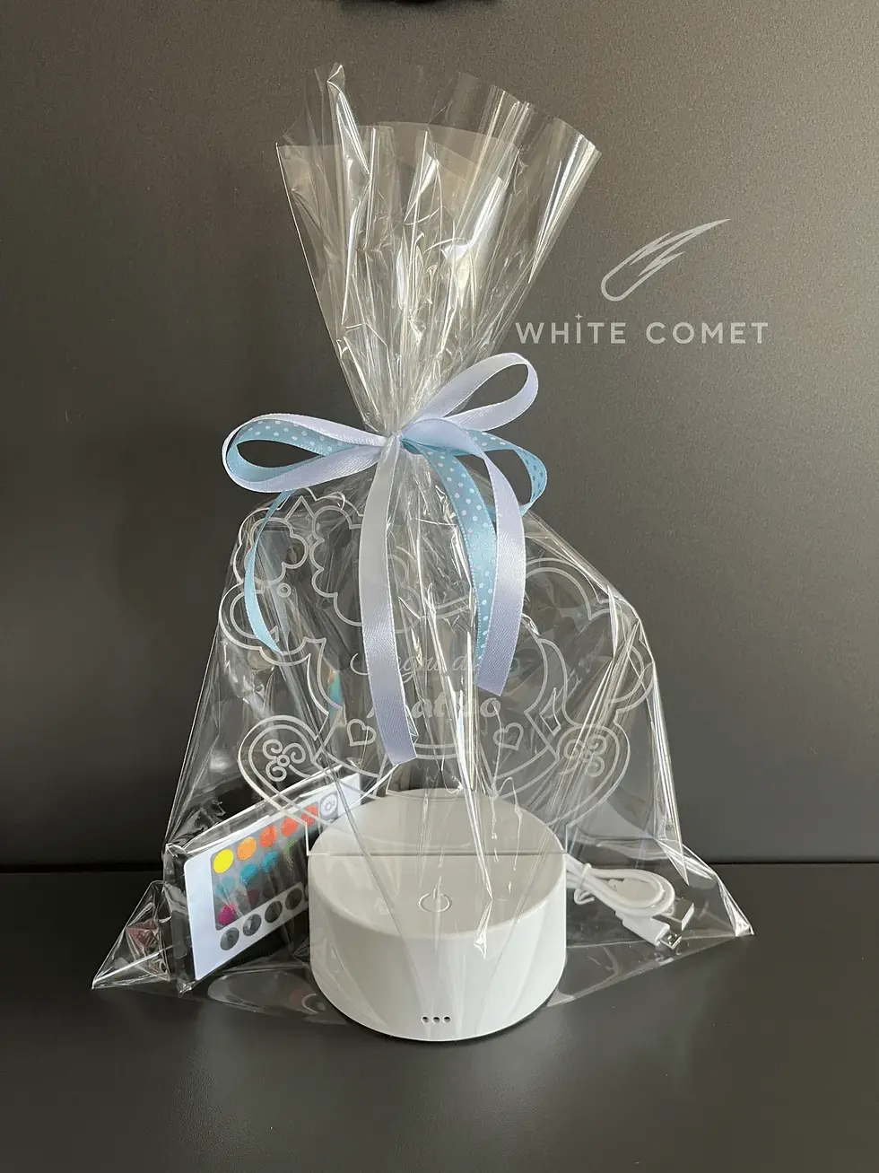 Miniatura: Lampada in plexiglass con base in plastica ABS, illuminata RGB, con sagoma cavalluccio a dondolo inciso laser