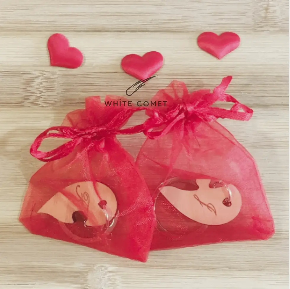 Miniatura: coppia di portachiavi in legno a cuore spezzato con puzzle, confezione organza, iniziali incise a laser, regalo San Valentino