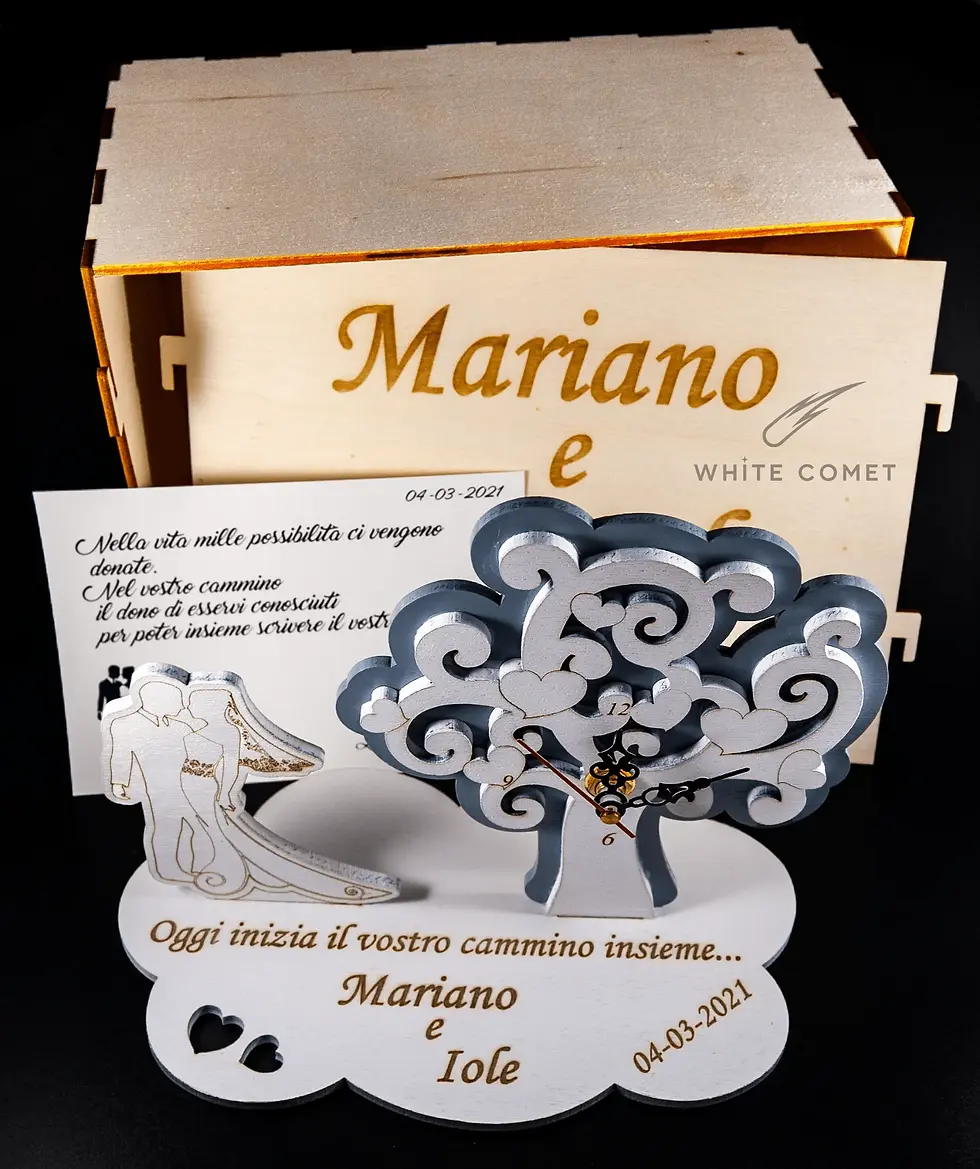 Miniatura: orologio con base, in legno, raffigurante coppia di sposi e albero della vita. Colore bianco e argento, incisione laser nomi
