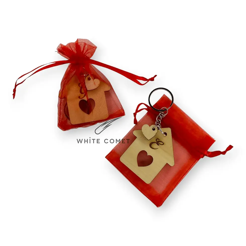 Miniatura: Coppia portachiavi in legno a forma di casetta e confezione organza, con incisione di iniziali, idea regalo san valentino