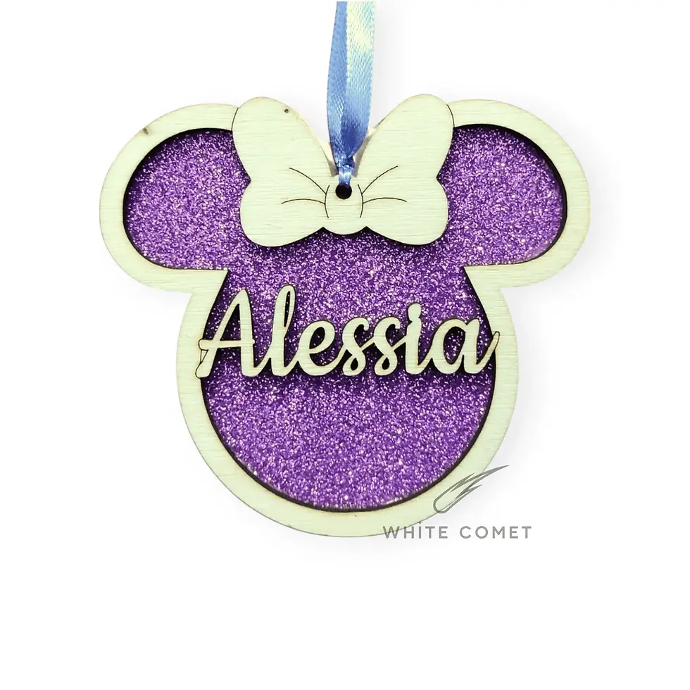 Miniatura: Decorazione pallina natalizia in legno a forma topolina con nome personalizzato, sfondo glitterato viola e nastro in raso