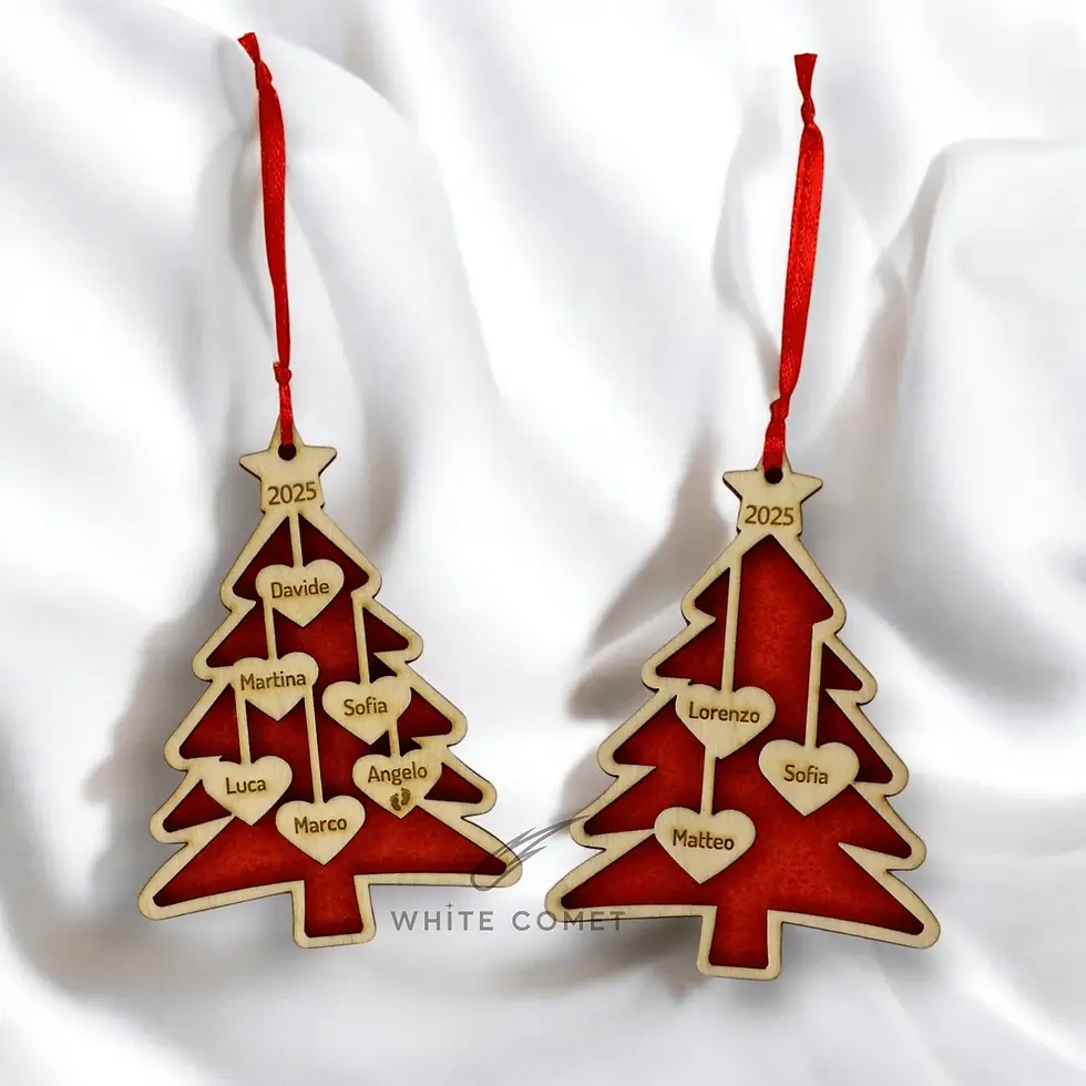 Miniatura: Decorazione pallina natalizia a forma di albero in legno con cuore personalizzato e fino a 7 nomi