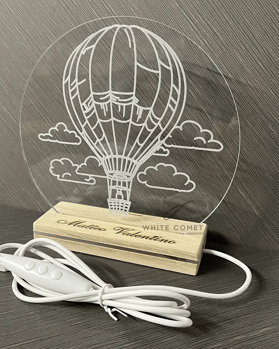 Miniatura: Lampada in plexiglass con base in legno, illuminata RGB, con disegno mongolfiera, base incisa con nome