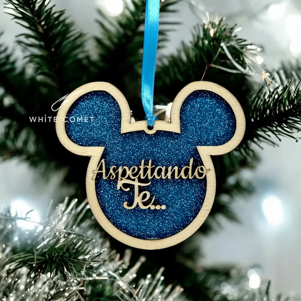 Miniatura: Decorazione natalizia in legno a forma topolino con scritta “Aspettando Te…”, sfondo glitterato blu e nastro in raso