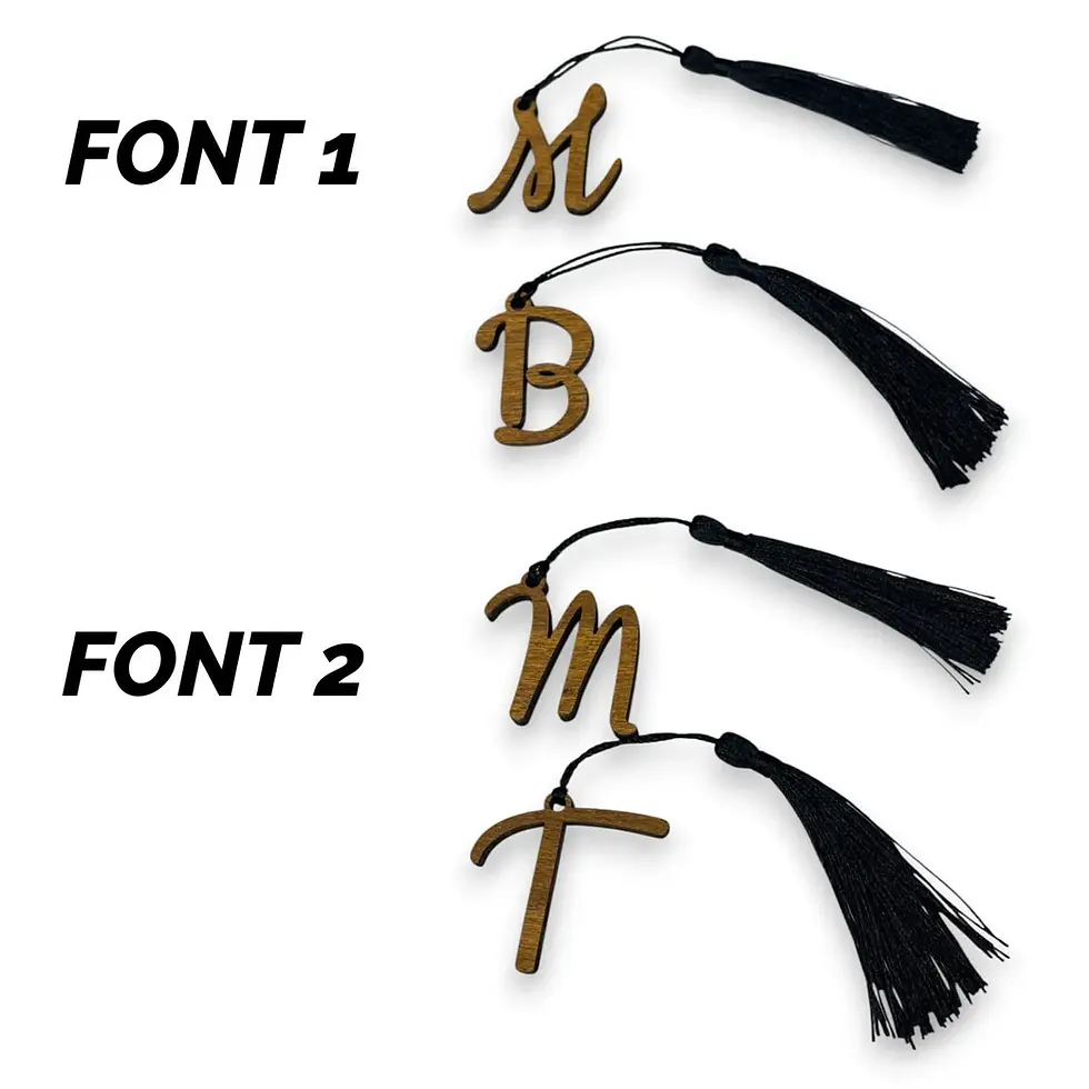 Miniatura: segnaposto sagoma iniziale in legno con nappina, nomi invitati, taglio laser, legno scuro