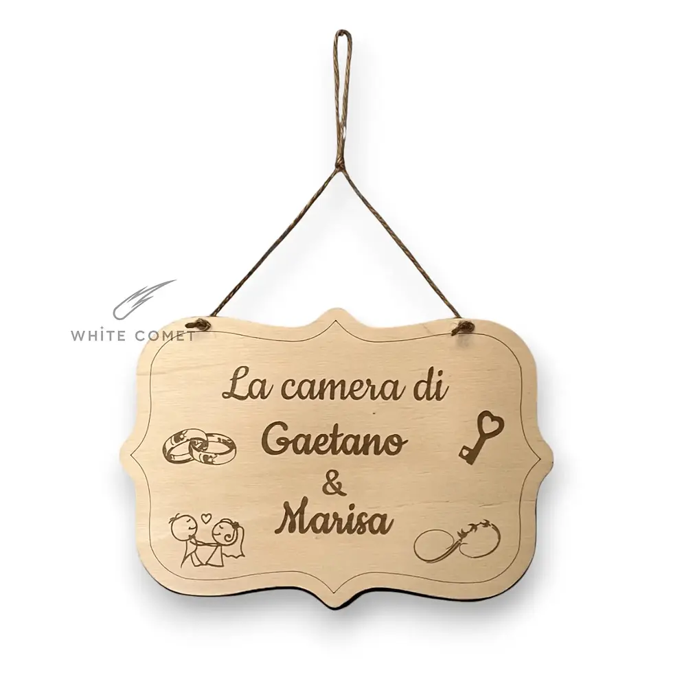 Fuoriporta in legno, forma targa, con inciso: la camera di Gaetano e Marisa. Da appendere per porta o portone