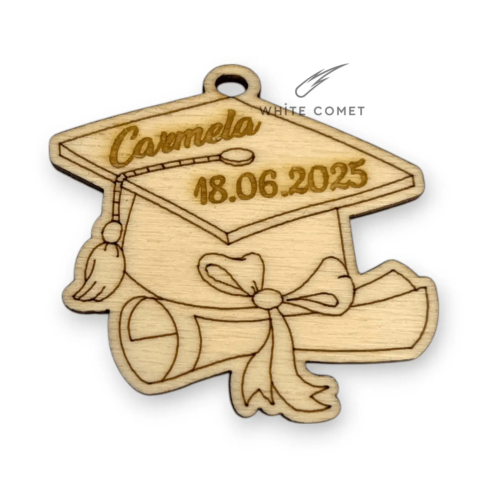 segnaposto in legno con disegno di un tocco di laurea, cappello con nappa - nappina, personalizzato inciso laser co2