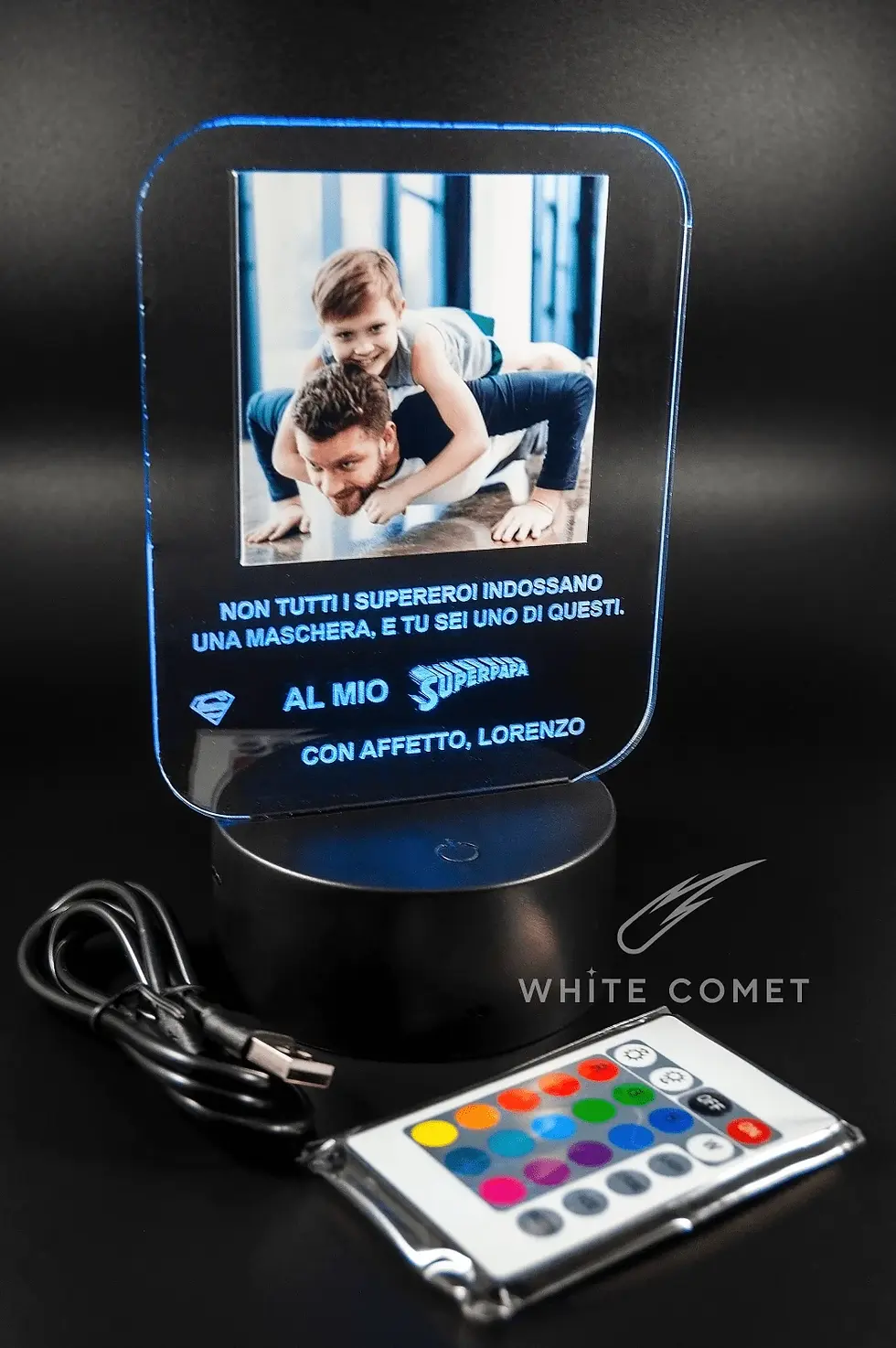 Miniatura: Lampada in plexiglass con base in plastica ABS, illuminata RGB, con incisione superpapà e foto