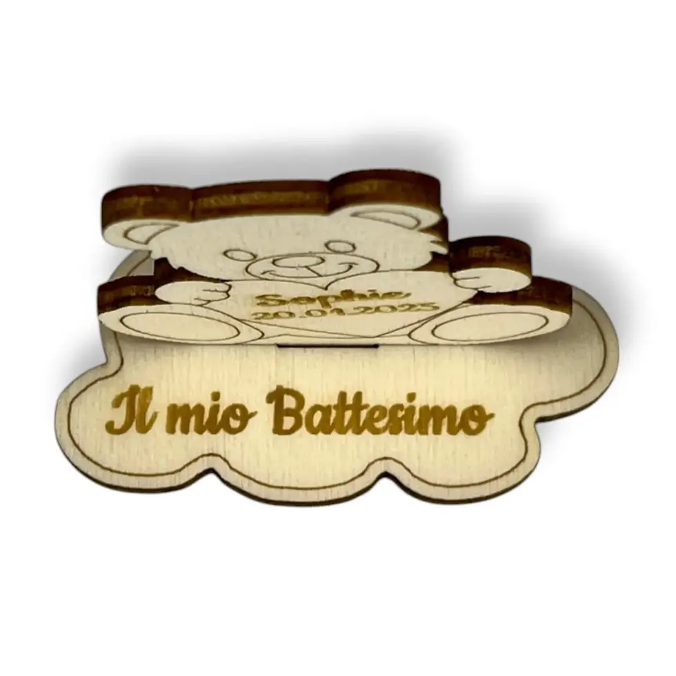 Miniatura: Segnaposto in legno forma orsetto con base, per nascita e battesimo, inciso laser e personalizzato con nome e data