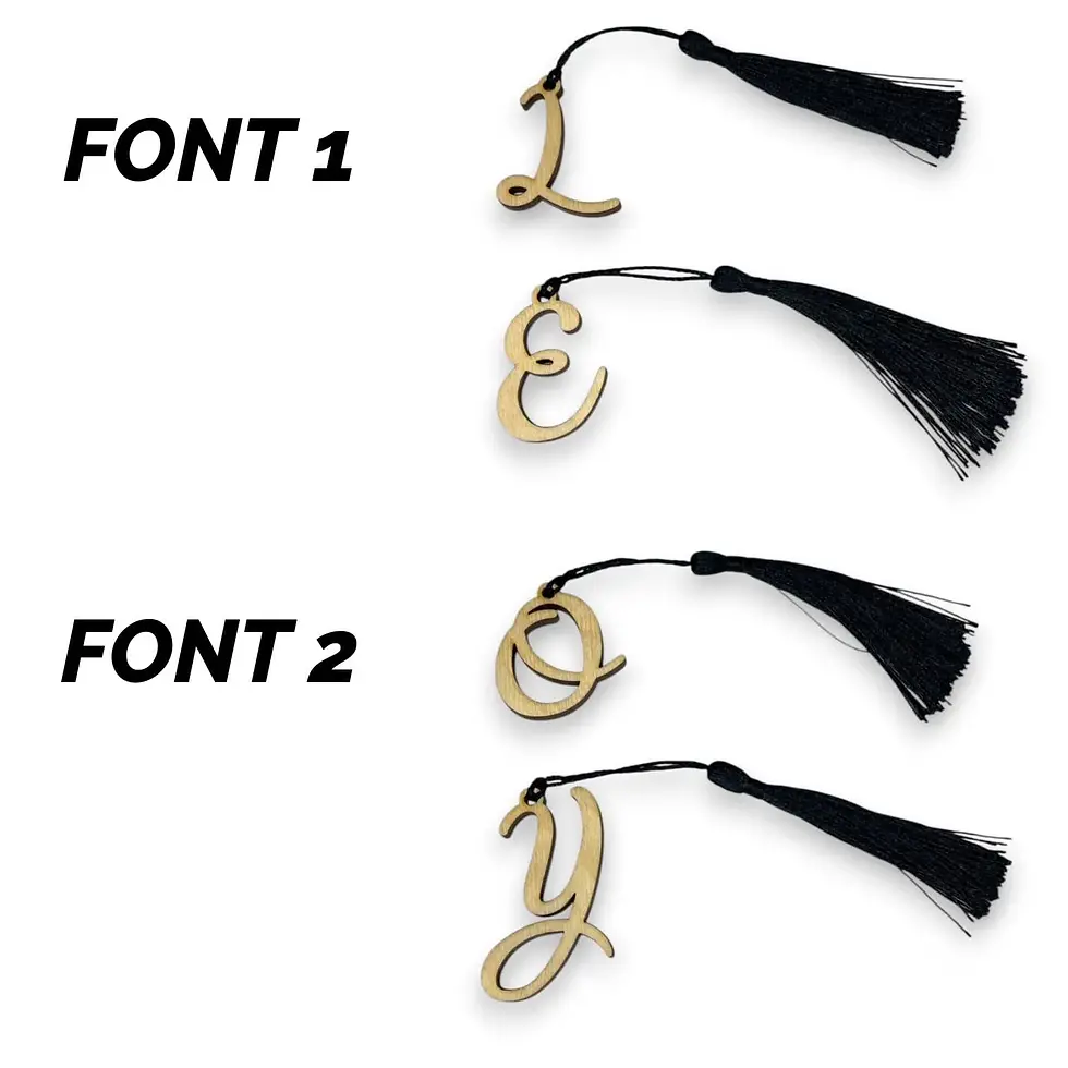 Miniatura: segnaposto sagoma iniziale in legno con nappina, nomi invitati, taglio laser, legno chiaro