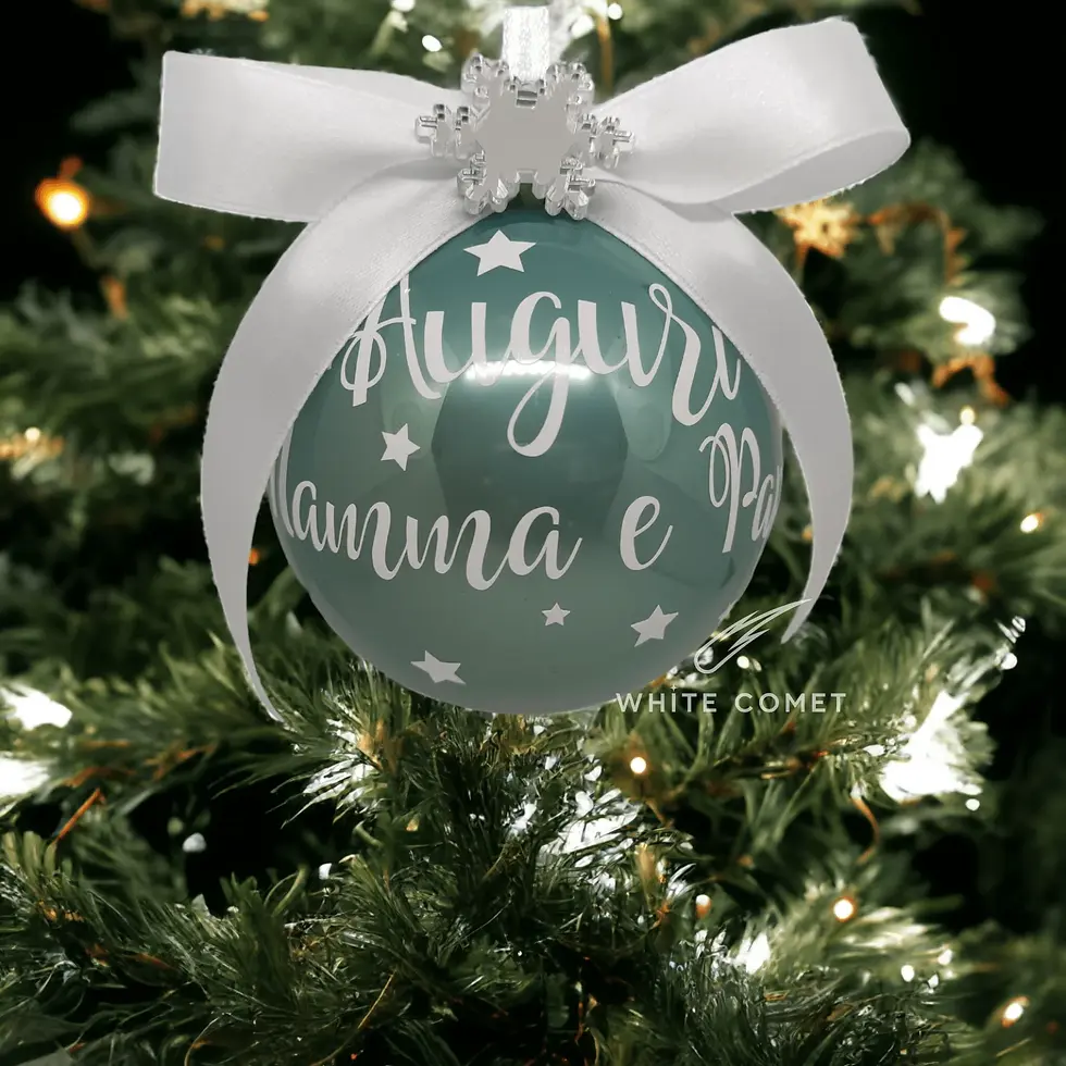 Miniatura: Pallina in vetro acquamarina con scritta “Auguri Mamma e Papà”, fiocco bianco e stelle, decorazione natalizia artigianale