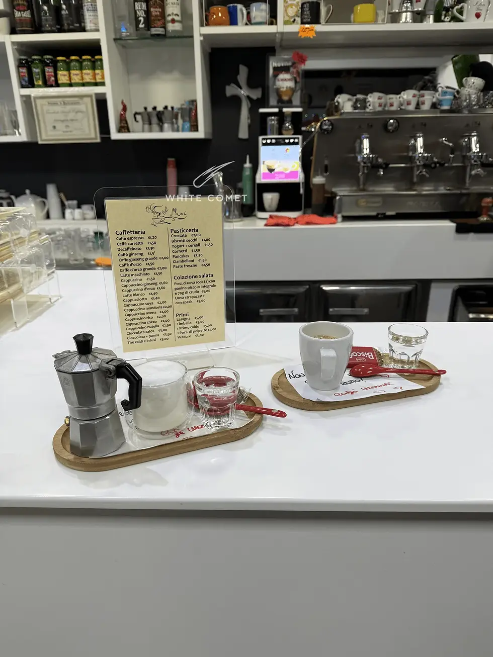 Miniatura: Espositore da banco in plexiglass trasparente formato A5 con foglio plastificato applicato, ideale per menù, listini e avvisi