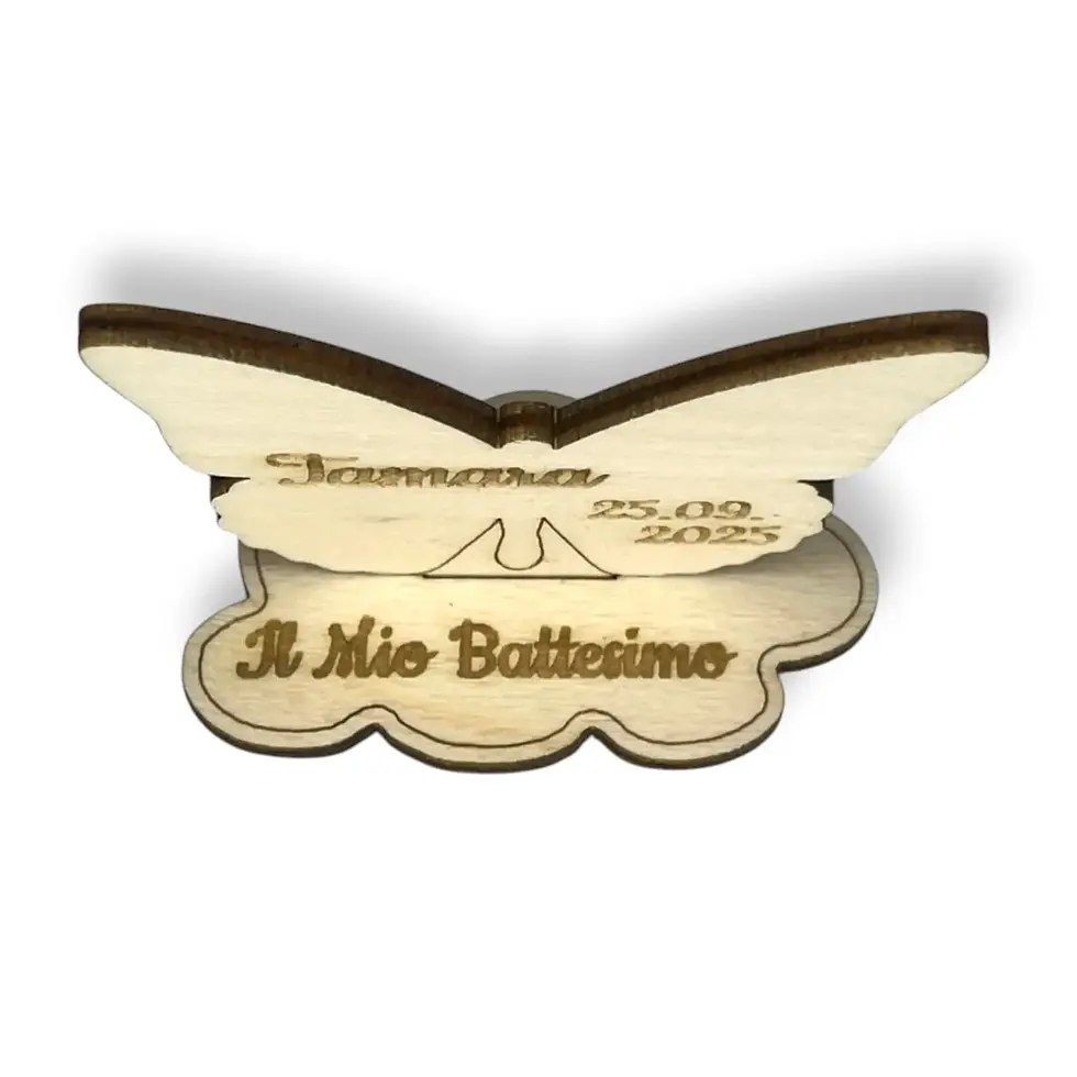Miniatura: segnaposto in legno forma farfalla con base, per nascita battesimo, inciso laser e personalizzato con nome e data