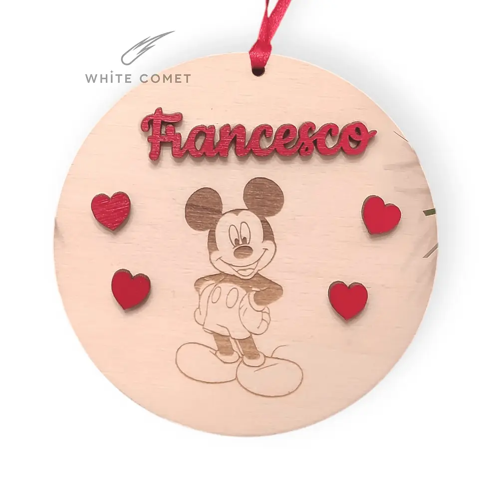 Miniatura: Pallina in legno personalizzata con nome rosso e personaggio Topolino, con cuoricini applicati.