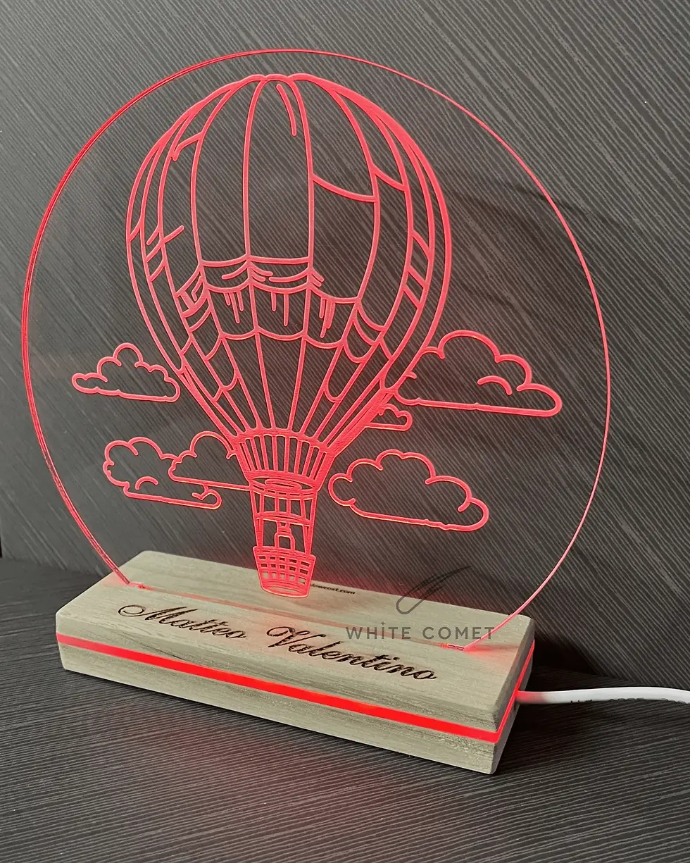 Miniatura: Lampada in plexiglass con base in legno, illuminata RGB, con disegno mongolfiera, base incisa con nome