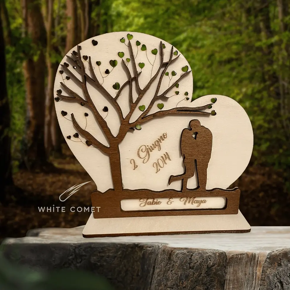 Miniatura: Cuore con base in legno con incisione laser di nomi e data. Albero marrone scuro, cuoricini foglie traforati