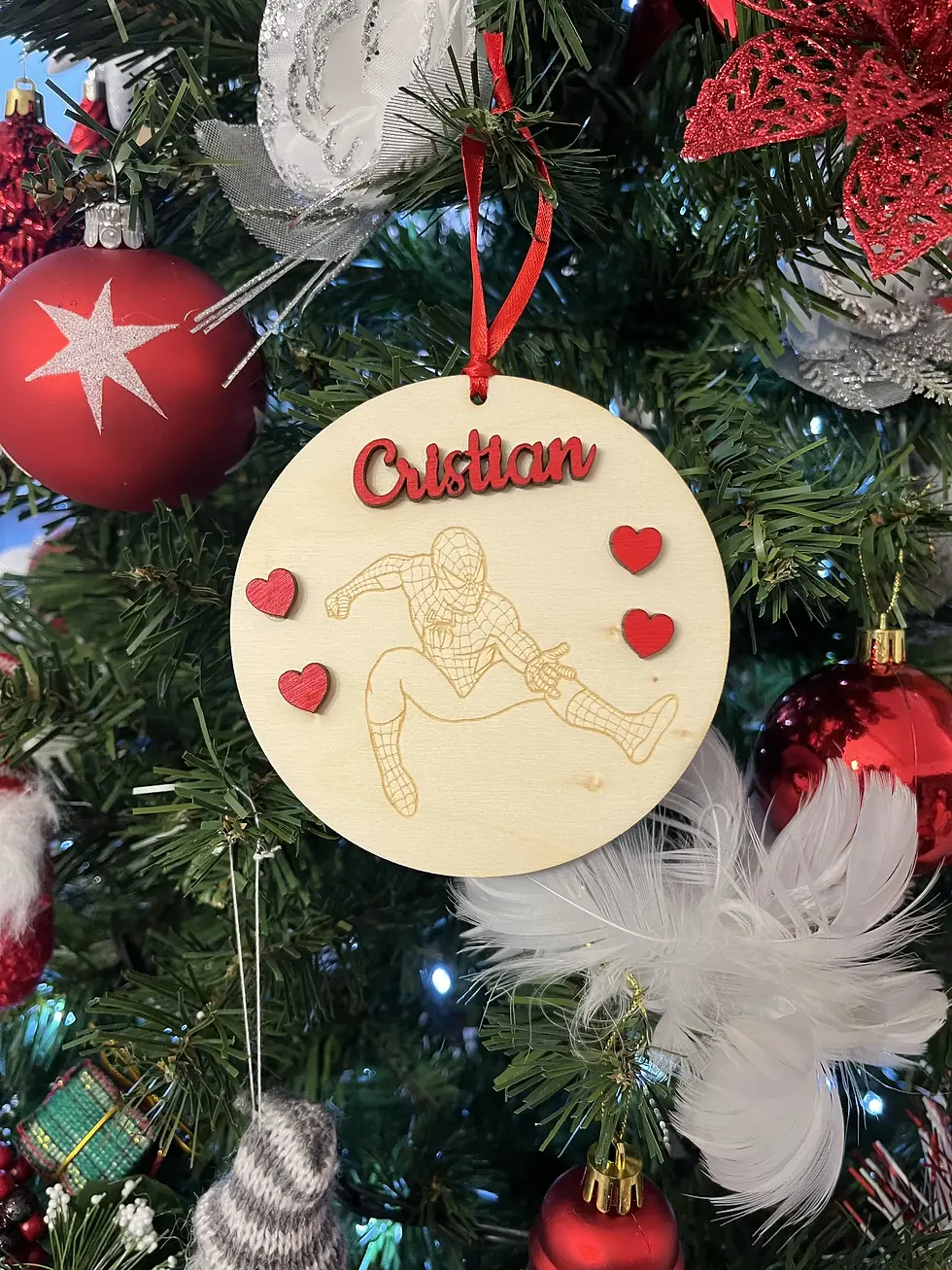 Miniatura: Pallina in legno personalizzata con nome rosso e personaggio Spiderman, con cuoricini applicati.