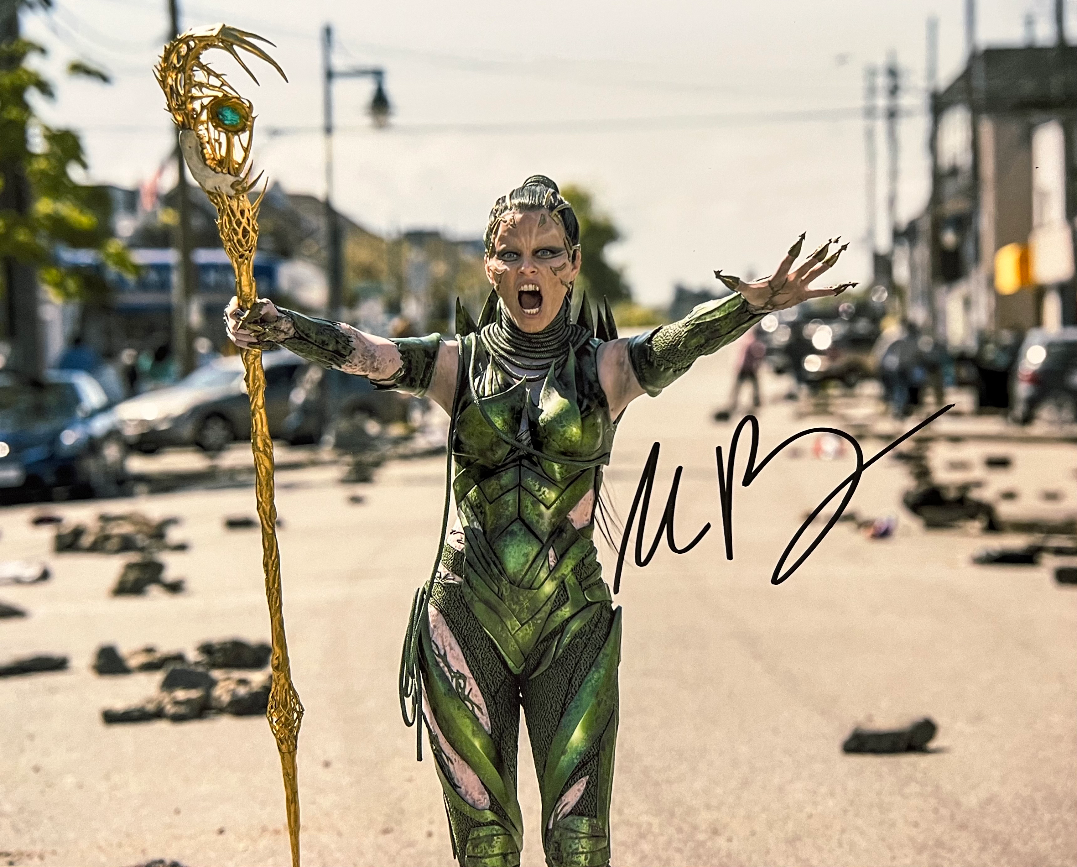 Elizabeth Banks signed 8”x10” photo. 710357