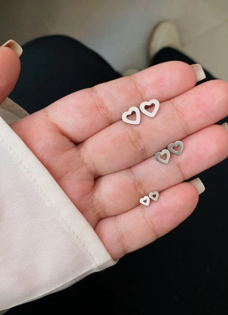 Miniatura: Brincos em aço inox corações vazados