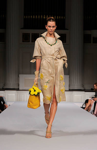 US 12 $5,500 OSCAR DE LA RENTA EXQUISITE LINEN LEAF FLOWER EMBROID RUNWAY COAT