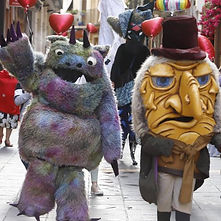 Pasacalles temático de monstruos entrañables para toda la familia