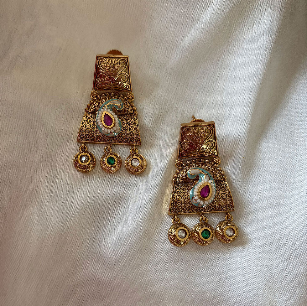 Thumbnail: Gold finish necklace set