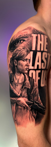 the last of us tatuaggio in bianco e nero su braccio