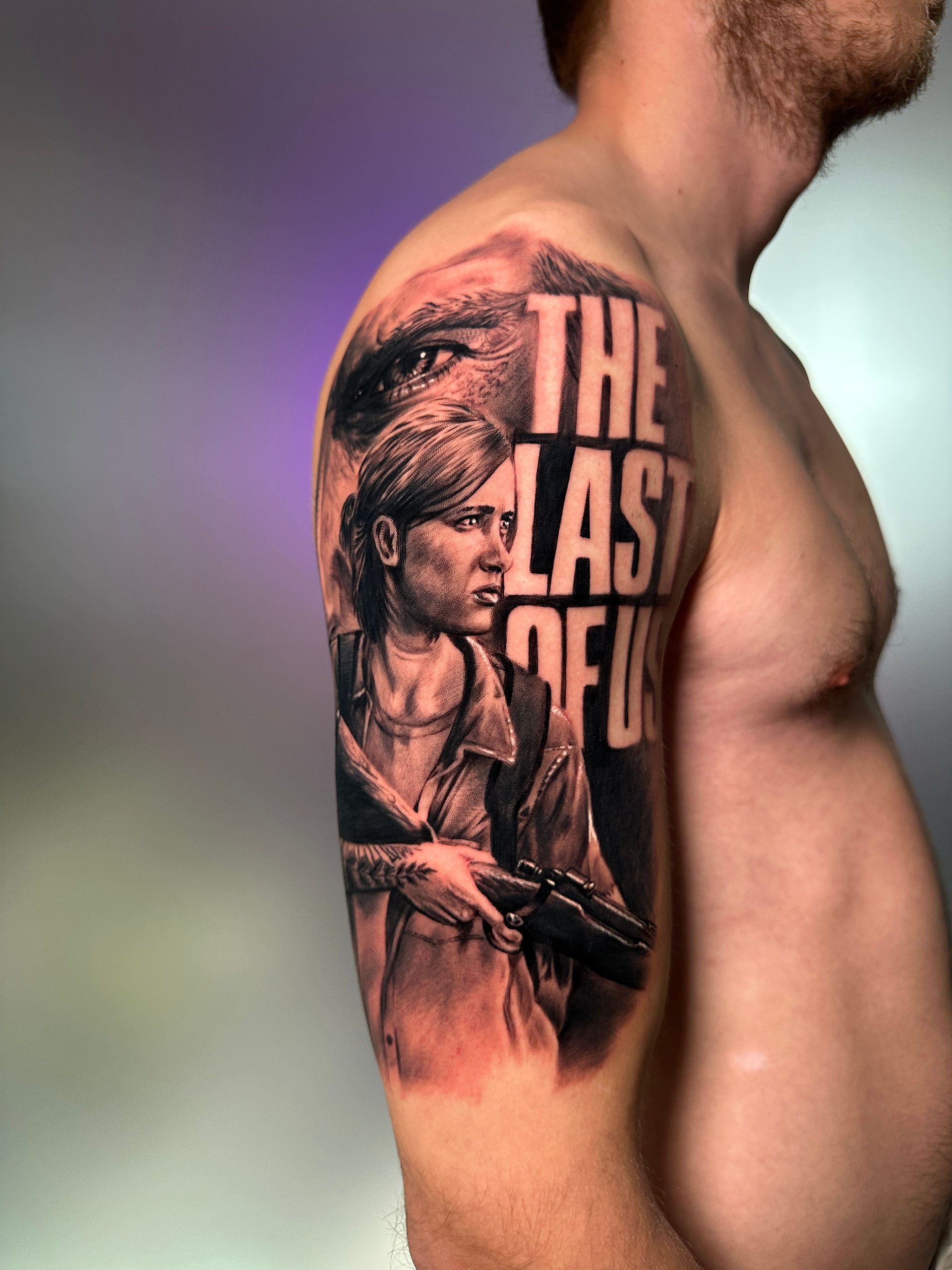 the last of us tatuaggio in bianco e nero su braccio