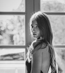 Une femme avec un regard intense, portrait signature à Toulouse, NR PHOTOGRAPHIES