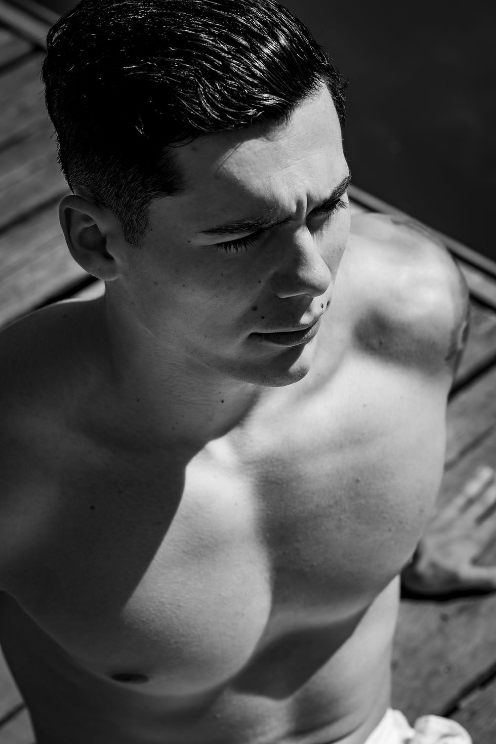 Série éditoriale masculine par Nicolas Resseguier, photographe portrait . Présence, matière, silence. Un homme dans son espace.